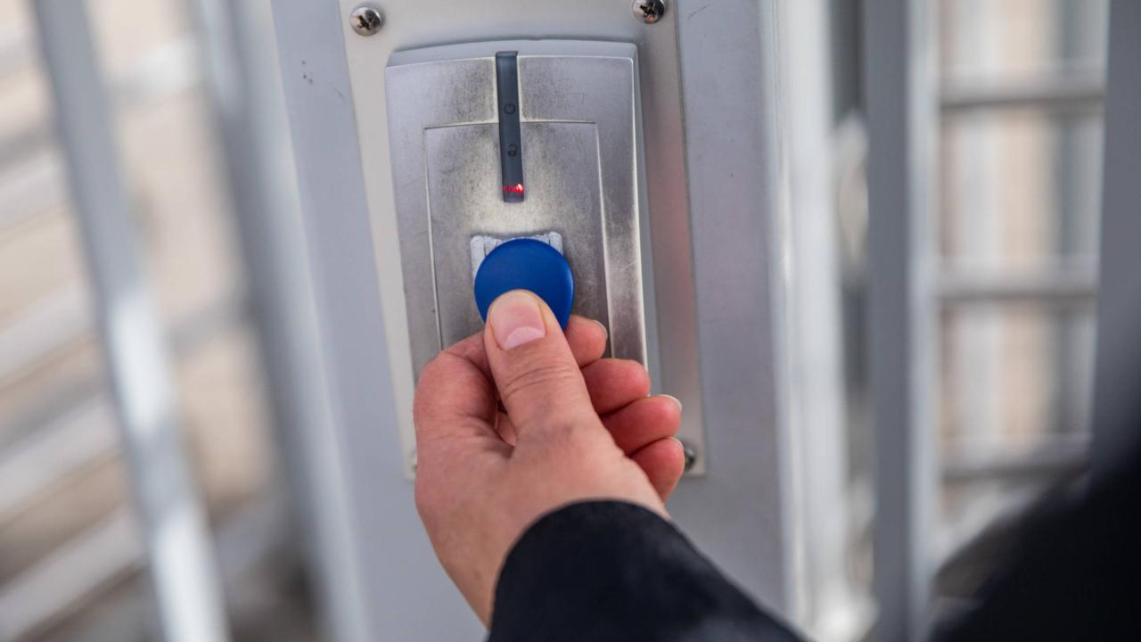 Bei Syncreon in Speyer werden die Leiharbeiter von heute auf morgen abgemeldet. Das merken sie oft erst, wenn am Tor das rote Licht aufleuchtet.
