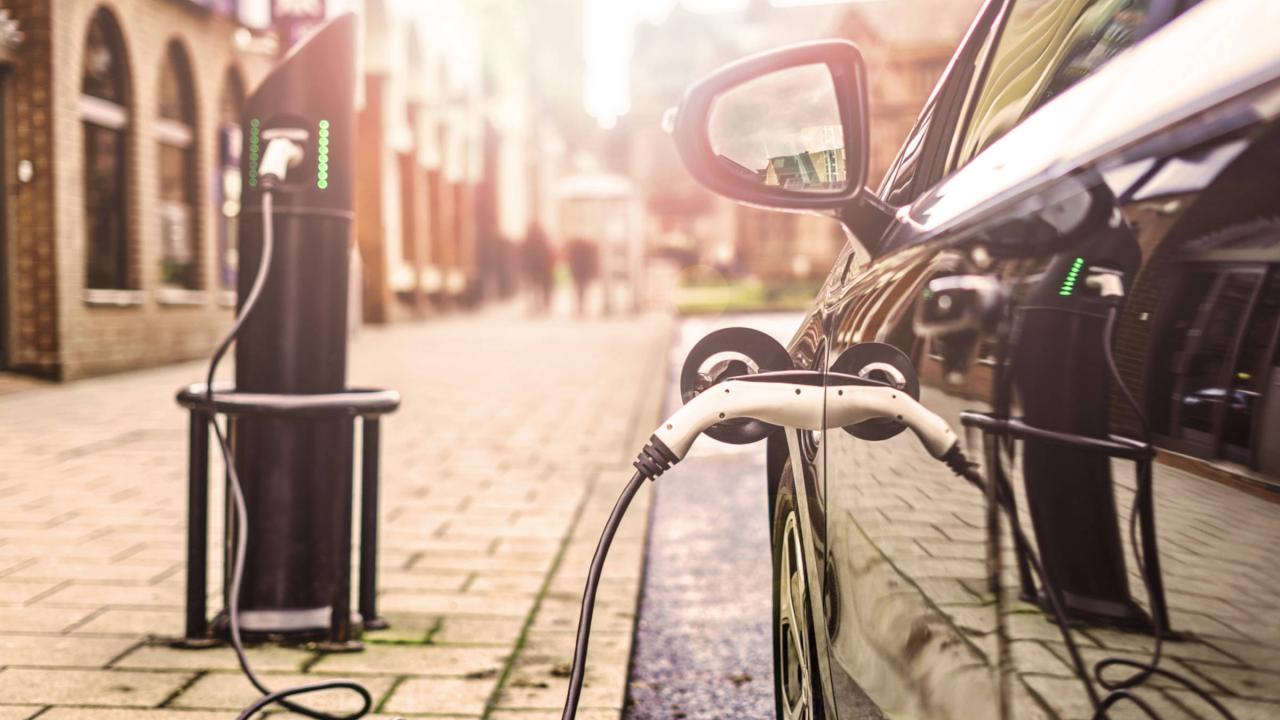 Ein Elektroauto an einer Ladestation.