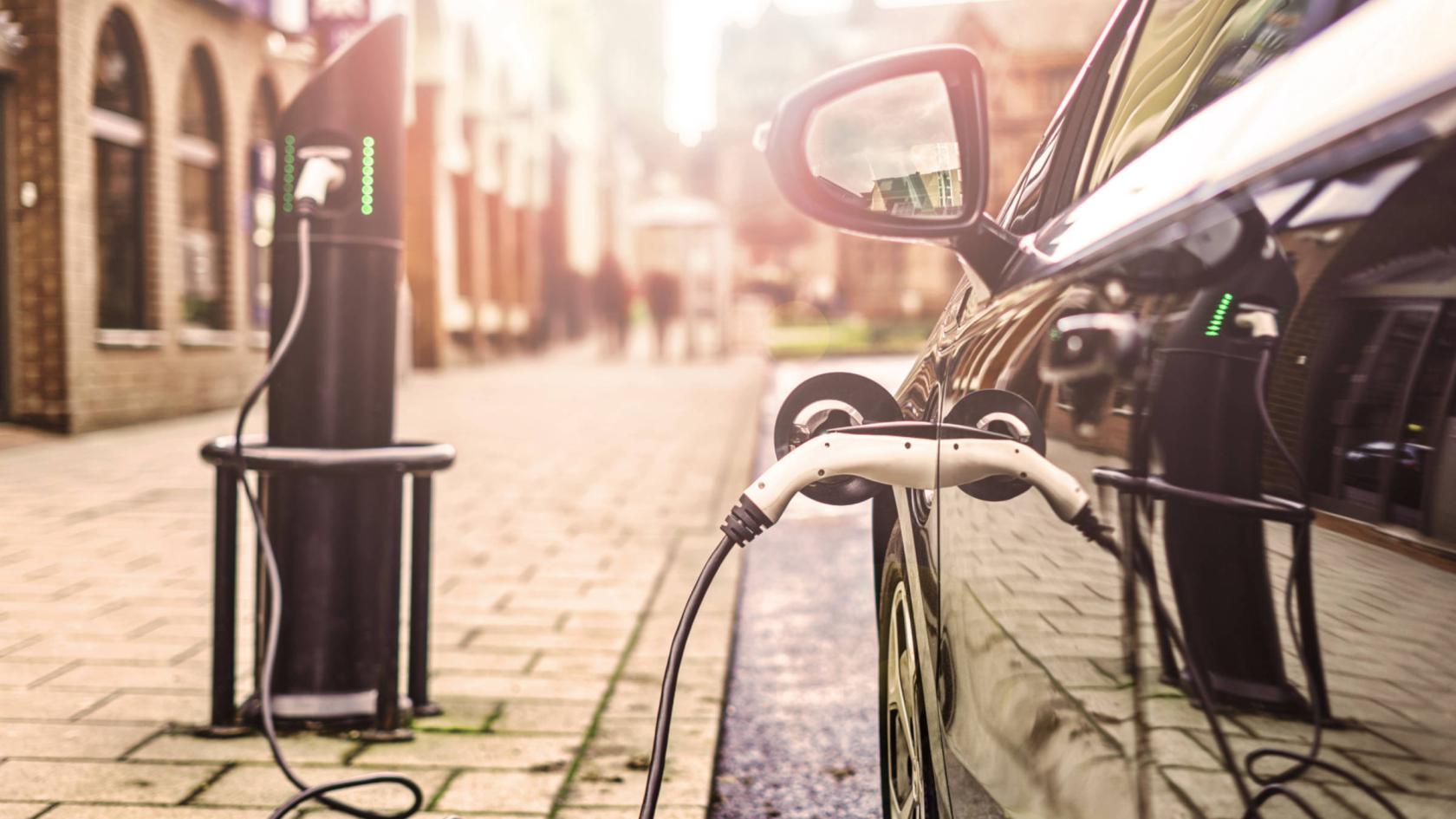 Ein Elektroauto an einer Ladestation.