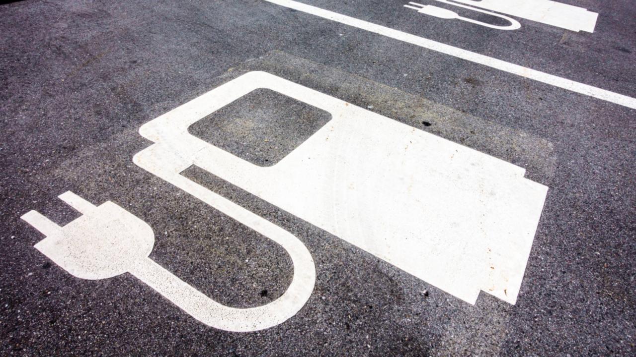 Ein Parkplatz für Elektrofahrzeuge.