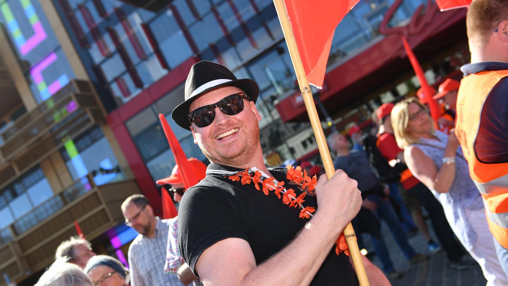Junger Mann mit Fahne während der Metall-Tarifrunde 2016 in Hamburg