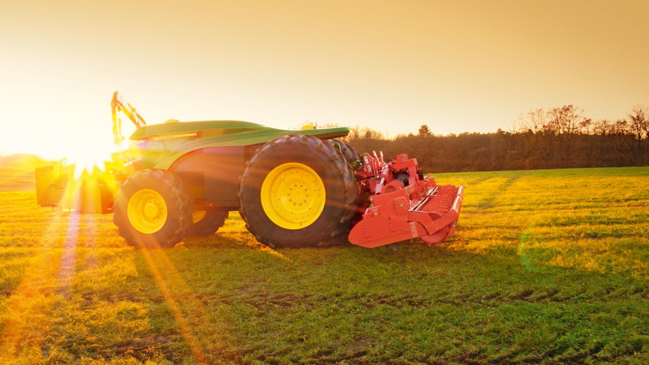 Autonomer Traktor auf einem Feld