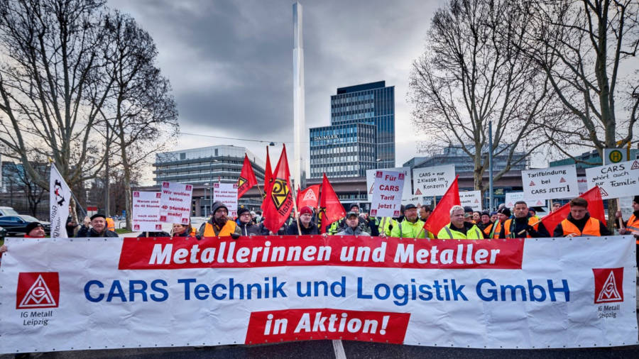 Beschäftigte der Daimler-Tochter CARS bei der Demo in Untertürkheim.