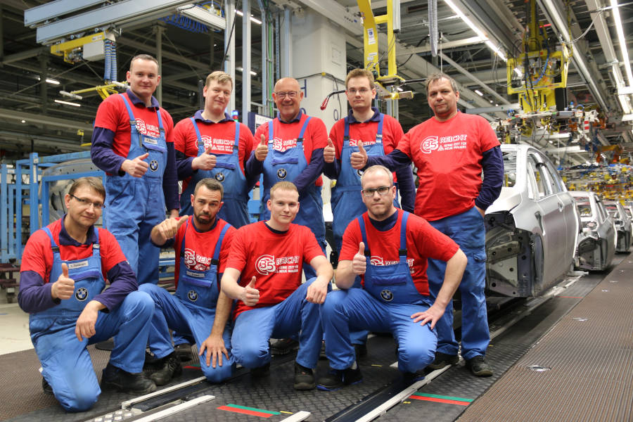 "Roter Mittwoch" bei BMW in Leipzig. Beschäftigte demonstrieren für die 35-Stunden-Woche.