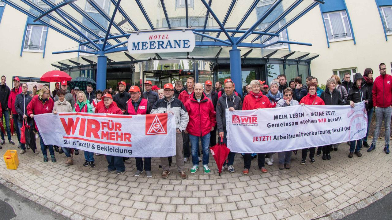 Beschäftigte der ostdeutschen Textilindustrie vor dem Verhandlungslokal der entscheidenden Tarifrunde am 30. April im sächsischen Meerane.