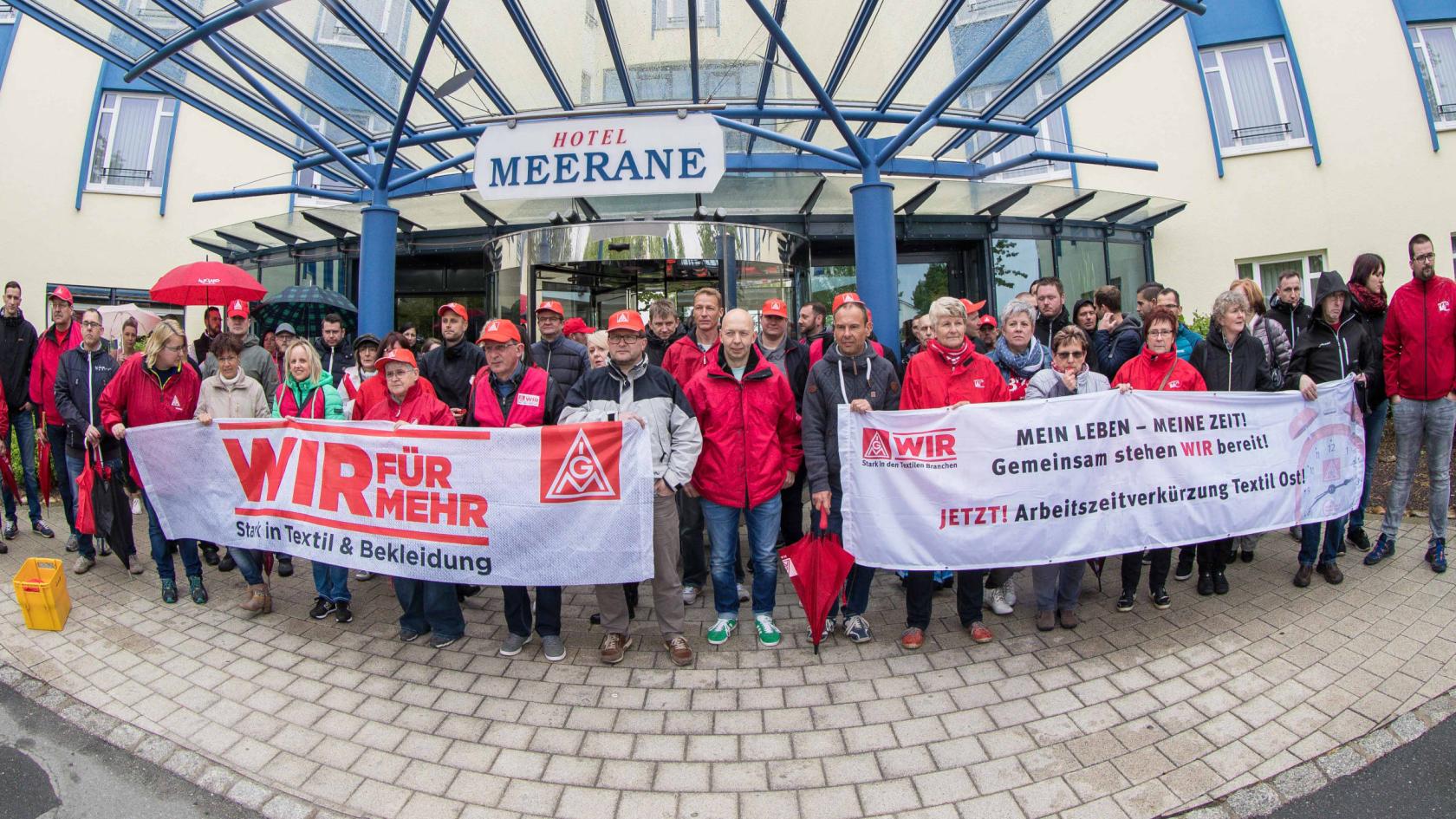 Beschäftigte der ostdeutschen Textilindustrie vor dem Verhandlungslokal der entscheidenden Tarifrunde am 30. April im sächsischen Meerane.