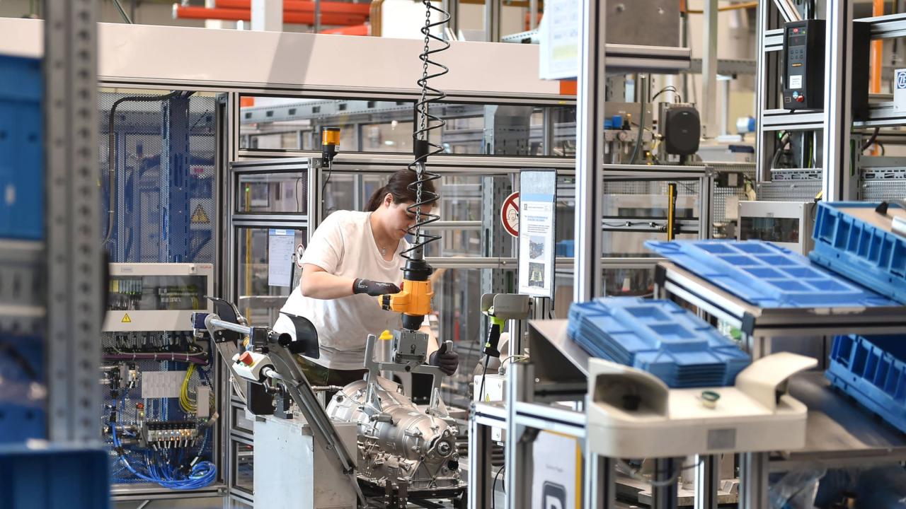 Jährlich werden bei ZF in Saarbrücken 2,5 Millionen Getriebe gebaut. In zehn Jahren sollen 80 Prozent davon Hybridvarianten sein.
