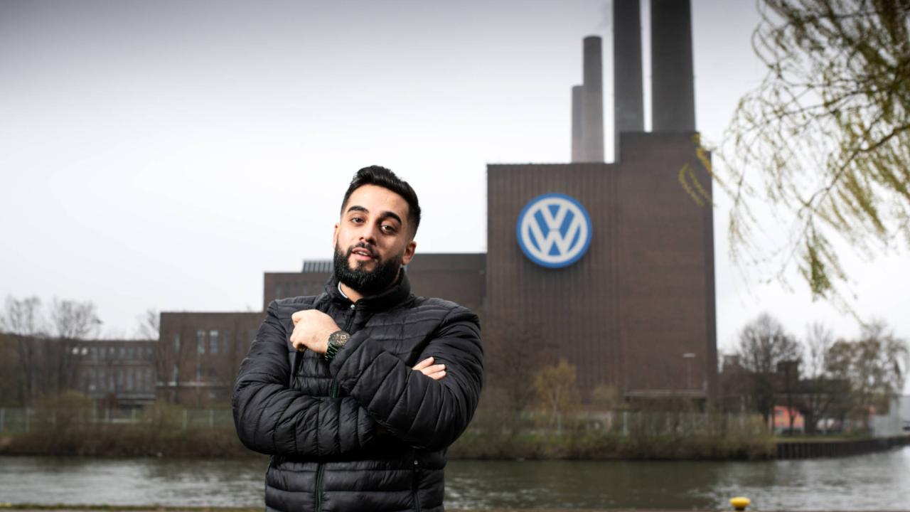 Erkan Ayhan arbeitet bei Volkswagen in Wolfsburg.