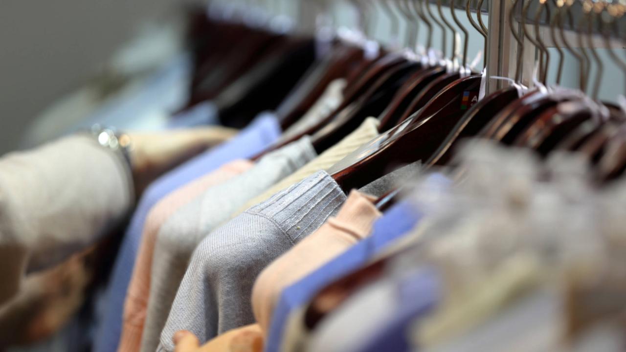 Pullover auf Kleiderbügeln.