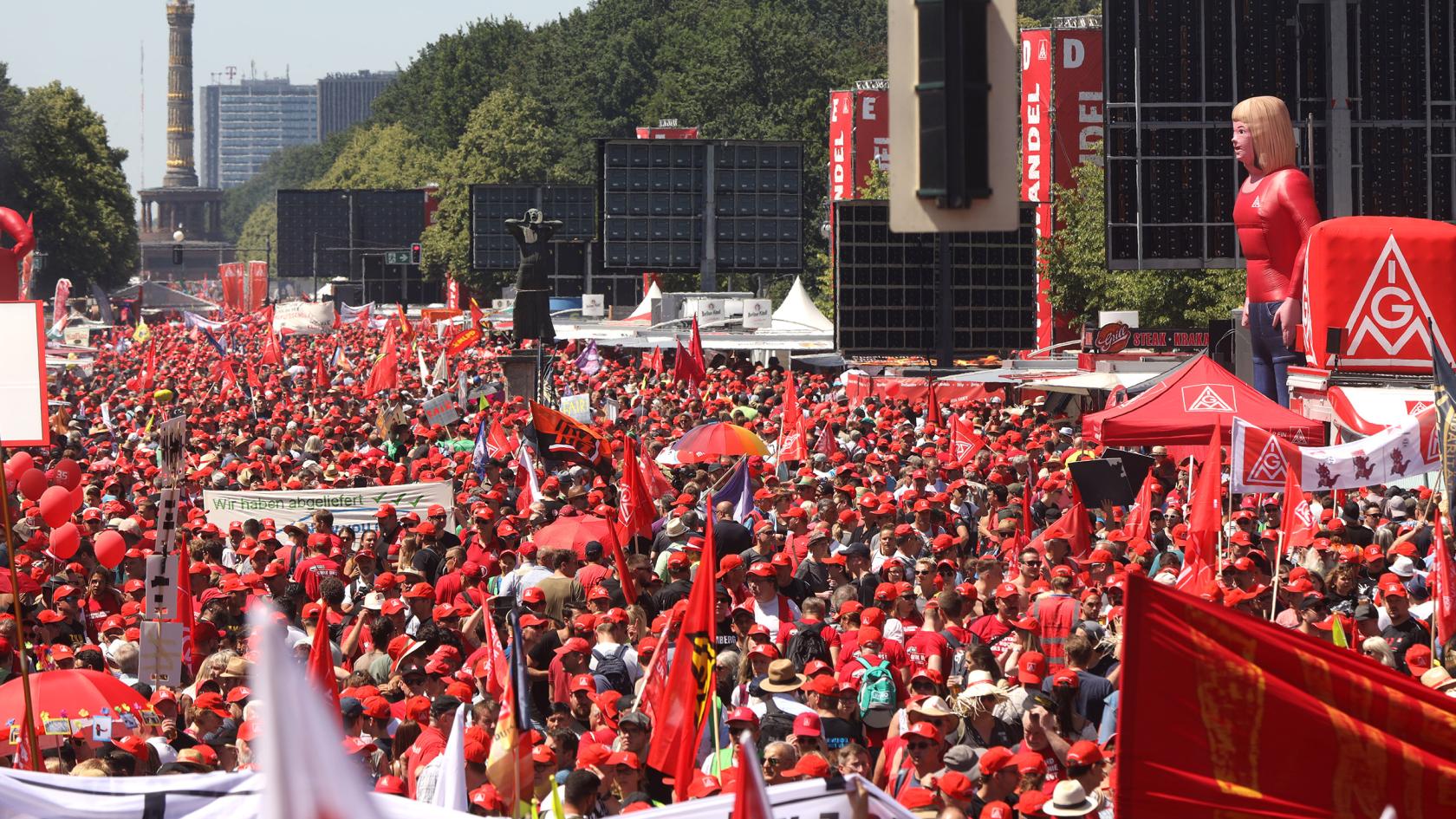 Über 50 000 Metallerinnen und Metaller demonstrieren am Brandenburger Tor in Berlin.