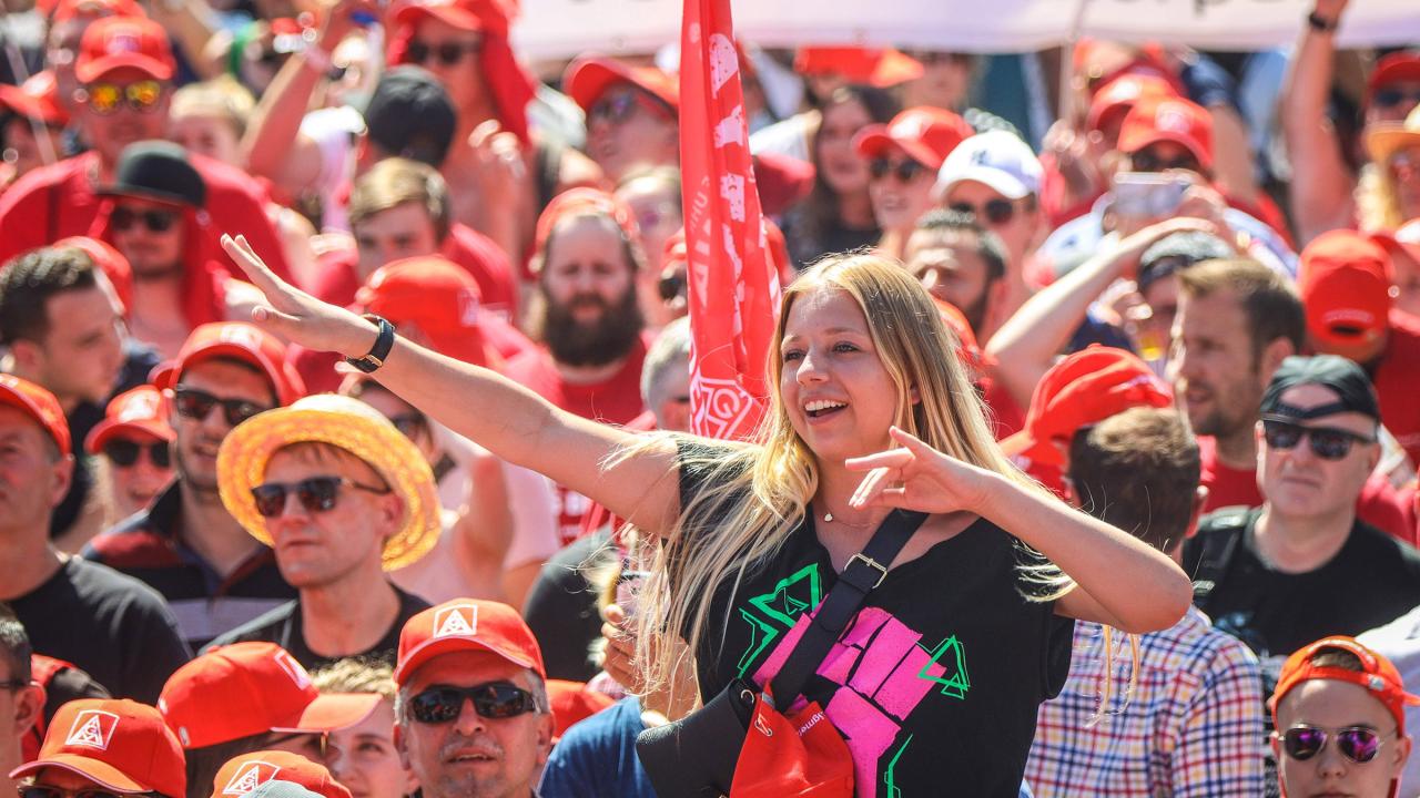 juneg Metallerin auf der FairWandel-Kundgebung in Berlin