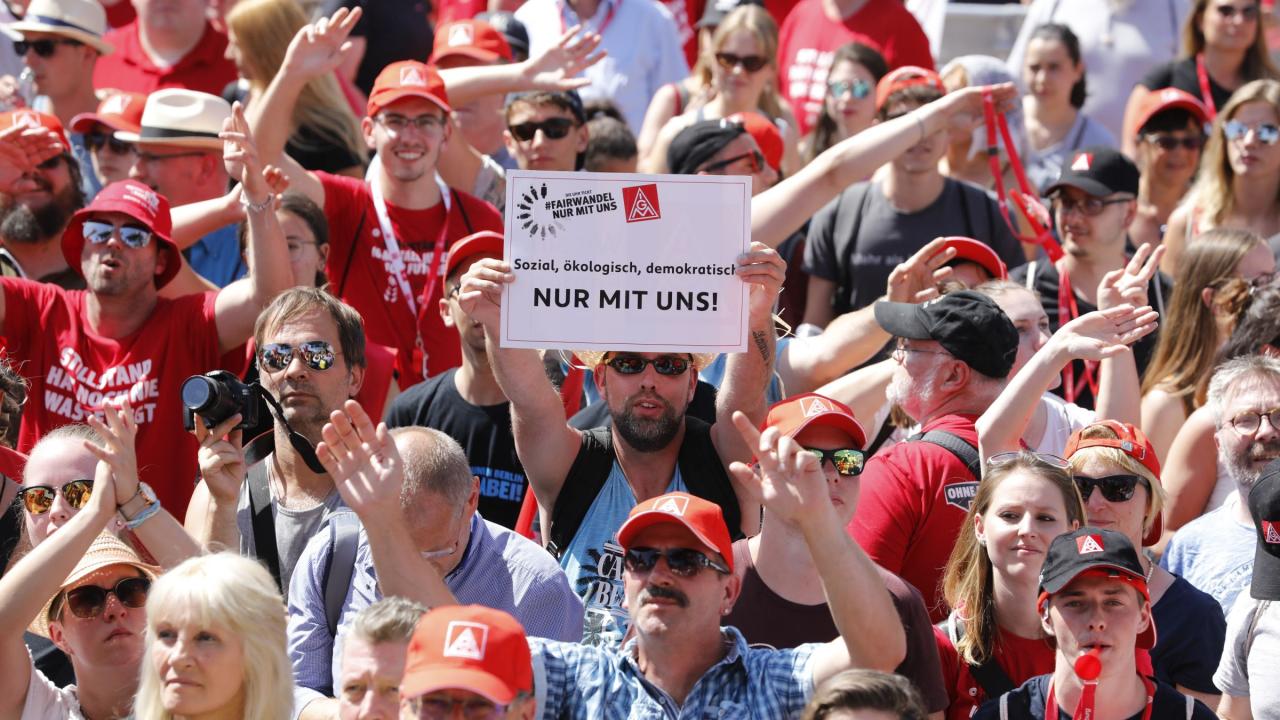 Metaller demonstriert auf der FairWandel-Kundgebung für einen sozialen, ökologischen und demokratischen Wandel in der Transformation