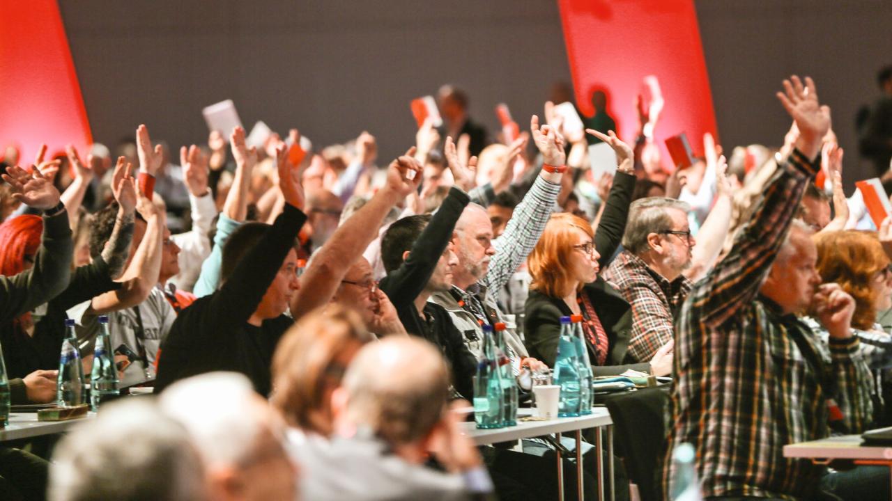 Delegierte stimmen auf dem Gewerkschaftstag 2015 der IG Metall ab