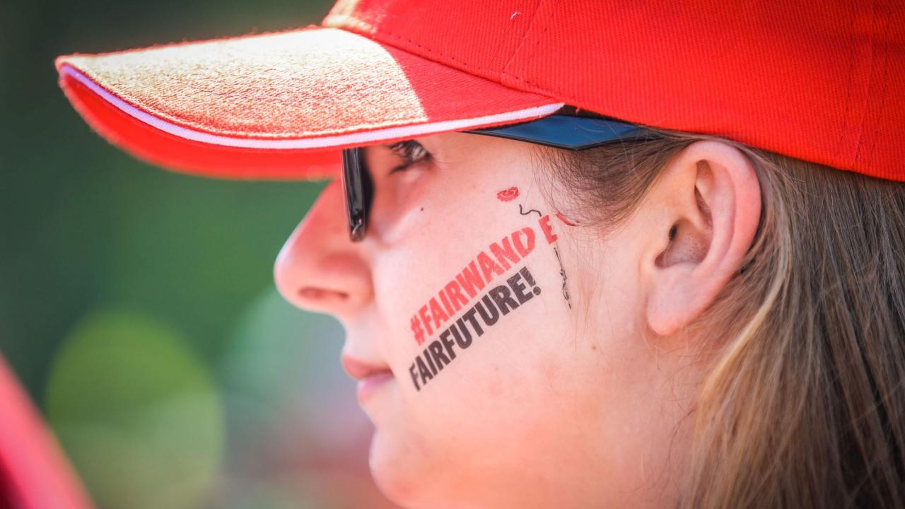 junge Metallerin trägt das Motto 