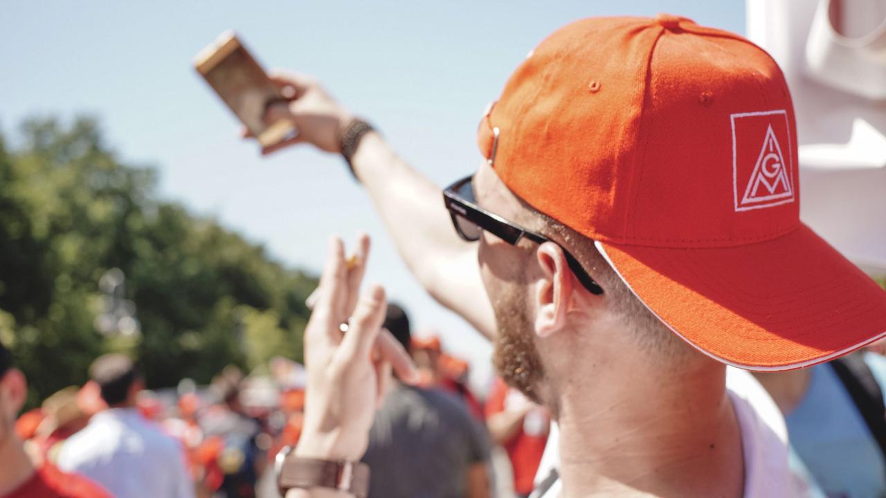 ein junger Metaller schießt auf der FairWandel-Kundgebung ein Selfie von sich