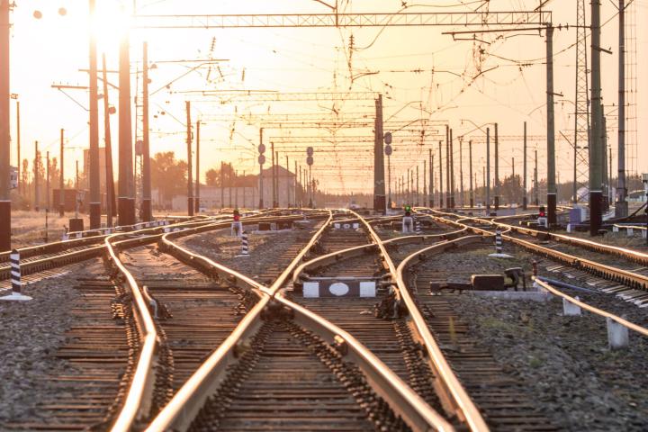 mehrere Bahnschienen in der Dämmerung