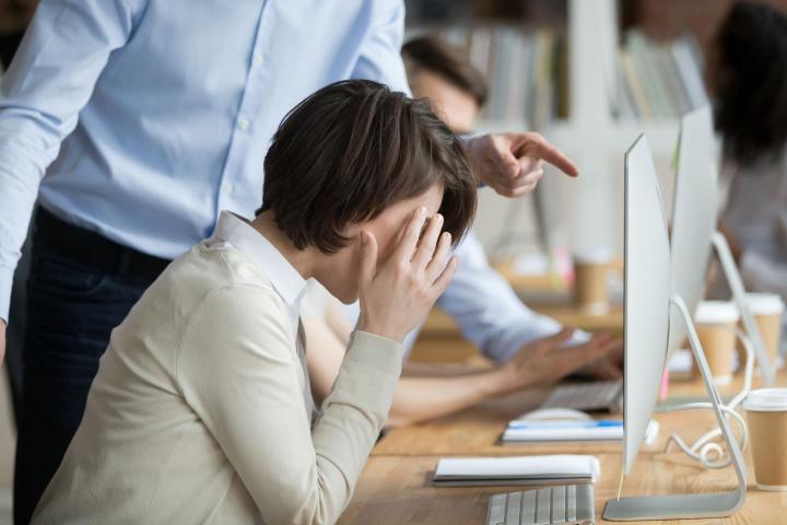 eine Büroangestelle wird von ihrem Vorgesetzten massiv unter Druck gesetzt