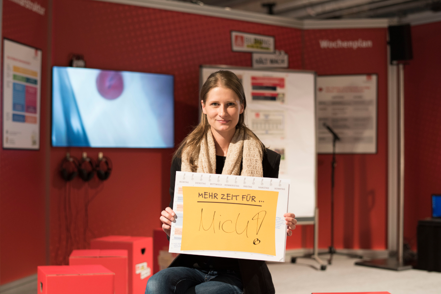 Eine junge Frau auf dem Gewerkschaftstag 2015 hält ein Schild mit der Aufschrift "Mehr Zeit für mich".