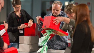 Wahlhelfer auf dem Gewerkschaftstag 2019 der IG Metall bei der Auszählung von Stimmen