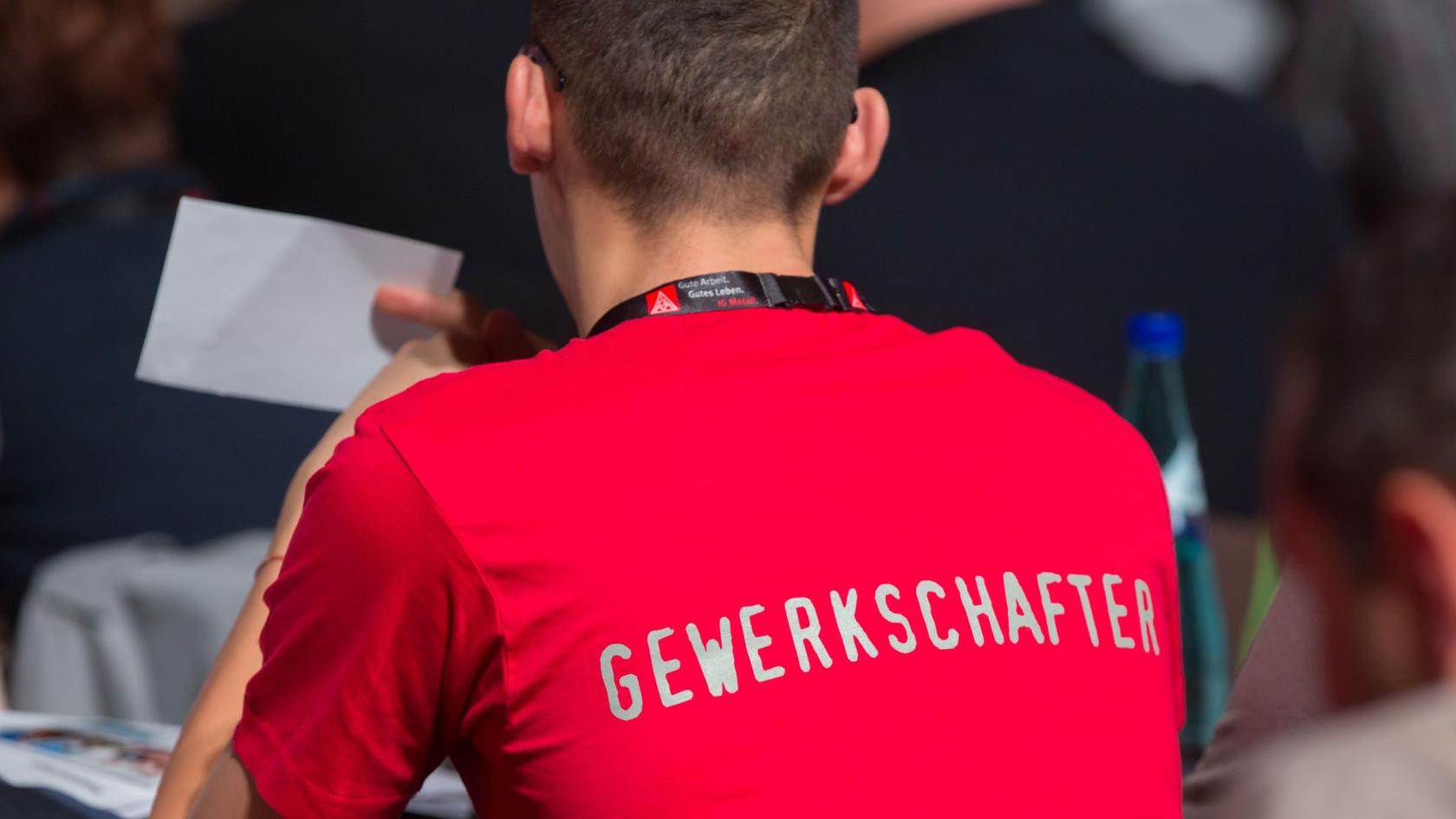 junger Delegierter auf dem Gewerkschaftstag 2015 trägt ein T-Shirt mit der Aufschrift 