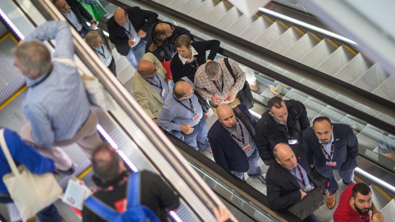 Teilnehmer des Gewerkschaftstags 2015 der IG Metall auf Rolltreppen 