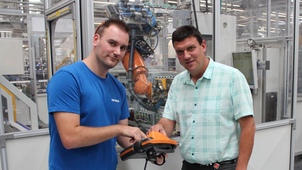 Daniel Friedrich (links), Systembetreuer in der Läuferfertigung bei Siemens in Bad Neustadt mit Betriebsratsvorsitzendem Oliver Mauer (rechts).