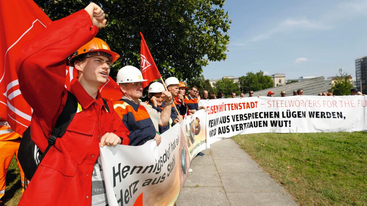 In Berlin protestieren Beschäftigte der Stahlindustrie für die Unterstützung von klimafreundlichem Stahl aus heimischen Landen.