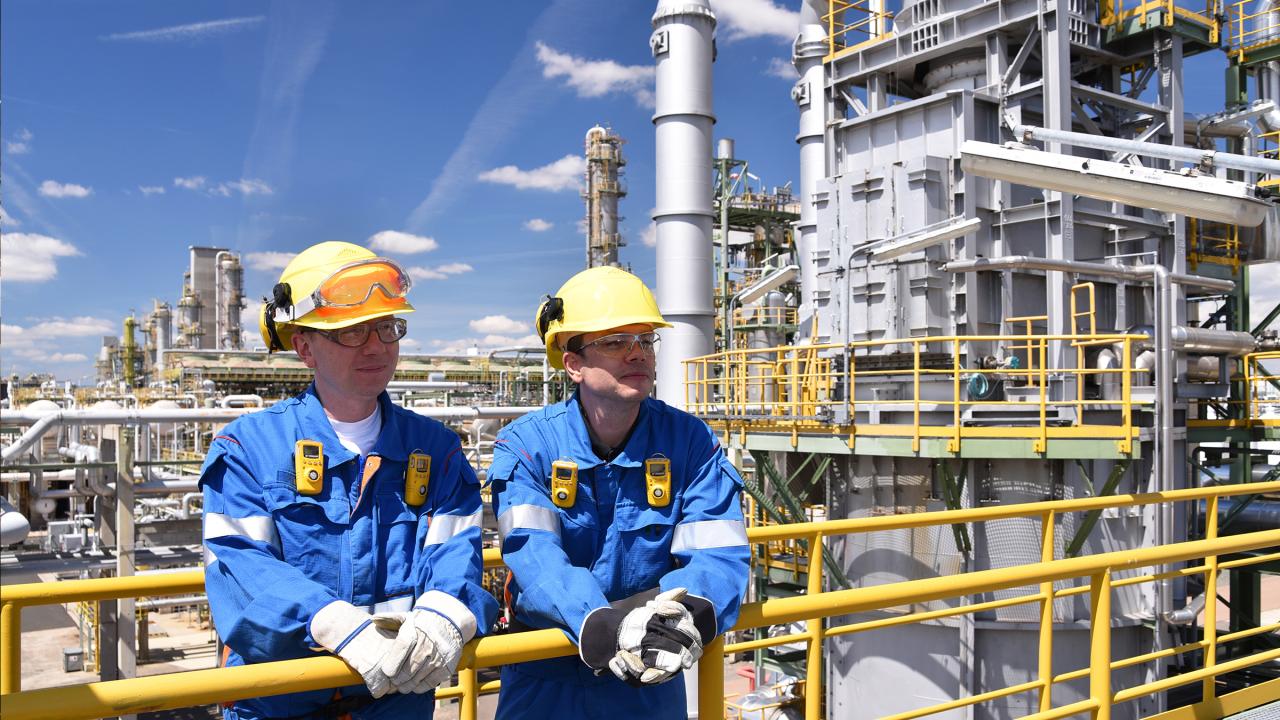 Teamarbeit: Zwei Arbeiter in einer Industrieanlage