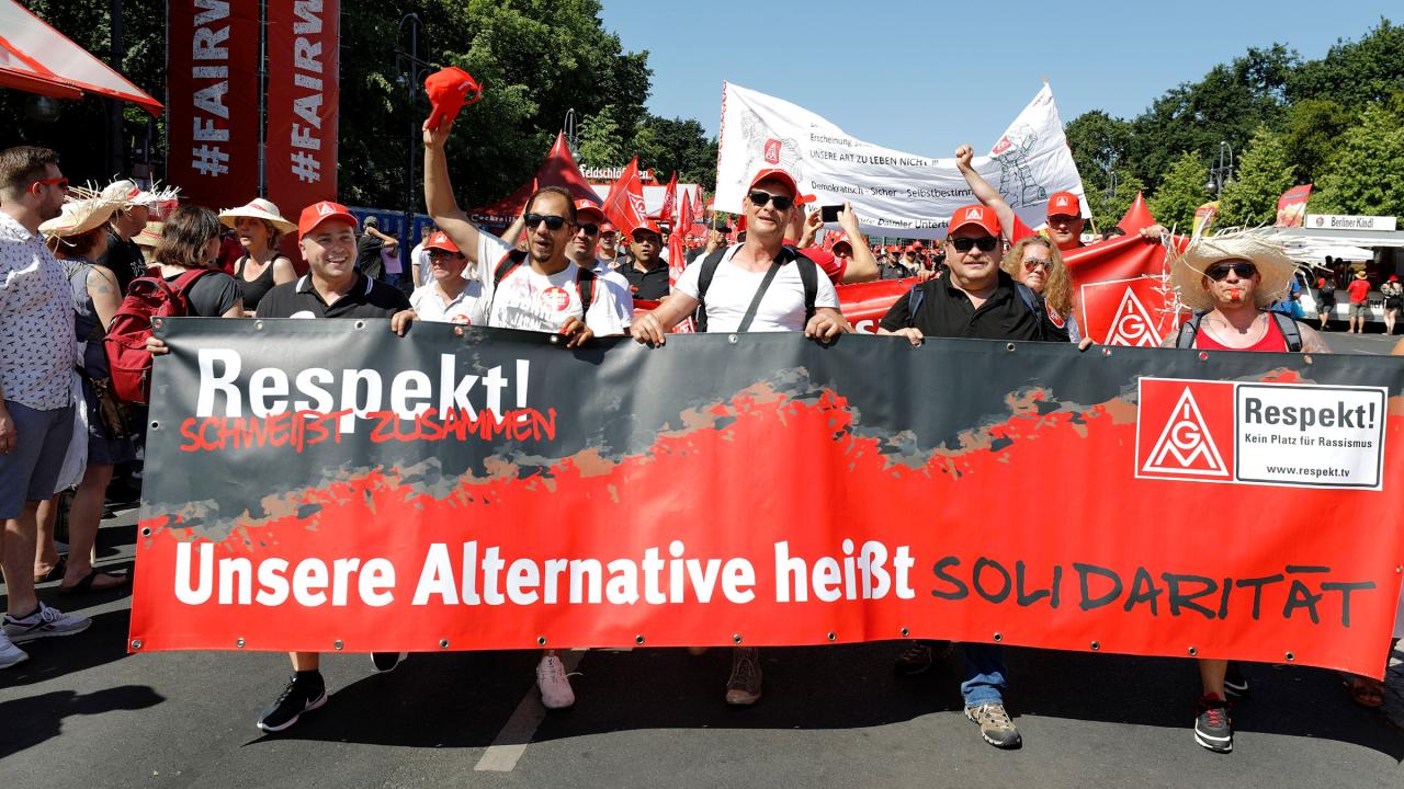 Respekt!-Banner auf der Fairwandel-Kundgebung in Berlin
