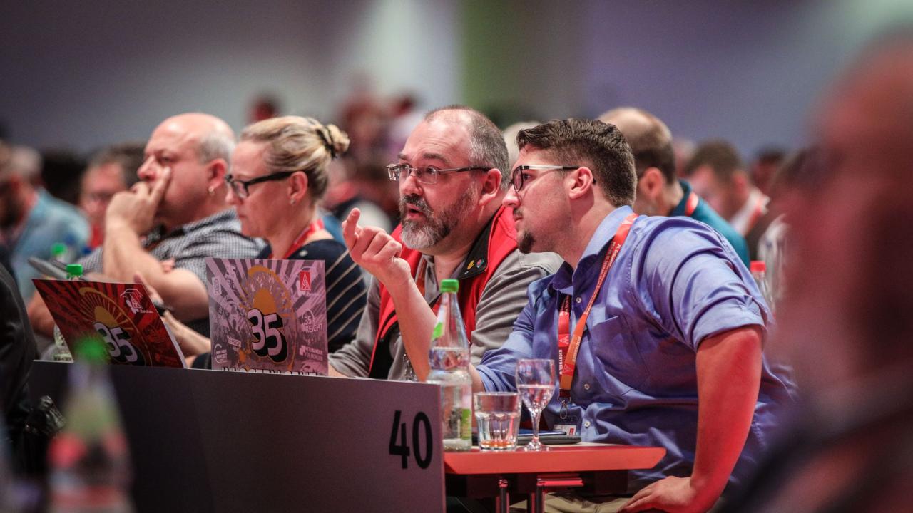 Zwei Delegierte auf dem Gewerkschaftstag 2019 der IG Metall im Austausch
