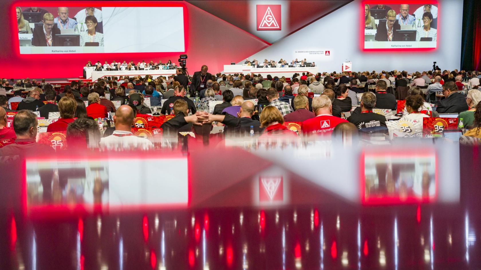Delegierte auf dem Gewerkschaftstag 2019 der IG Metall bei der Diskussion von Anträgen