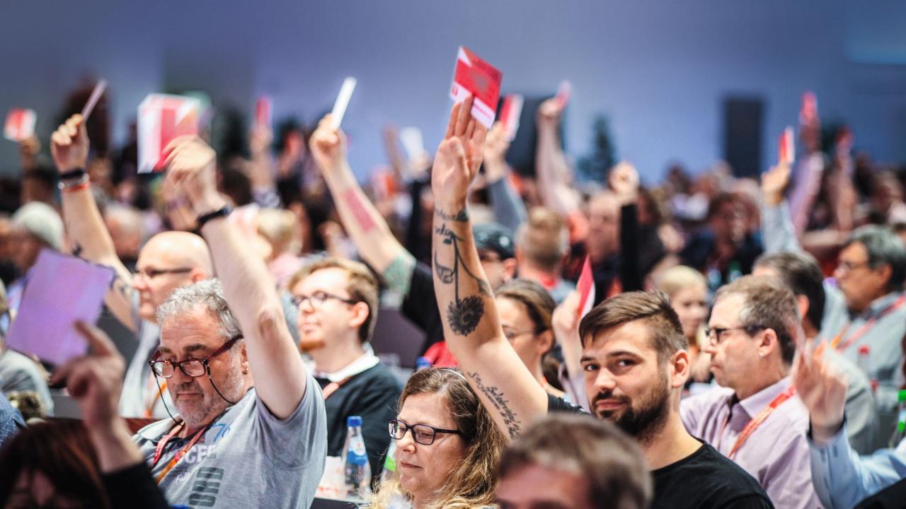 Junger Delegierte stimmt auf dem Gewerkschaftstag 2019 der IG Metall über einen Antrag ab