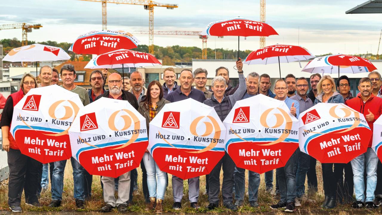Die Tarifkommission der Holz- und Kunststoffindustrie Baden-Württemberg in Stuttgart