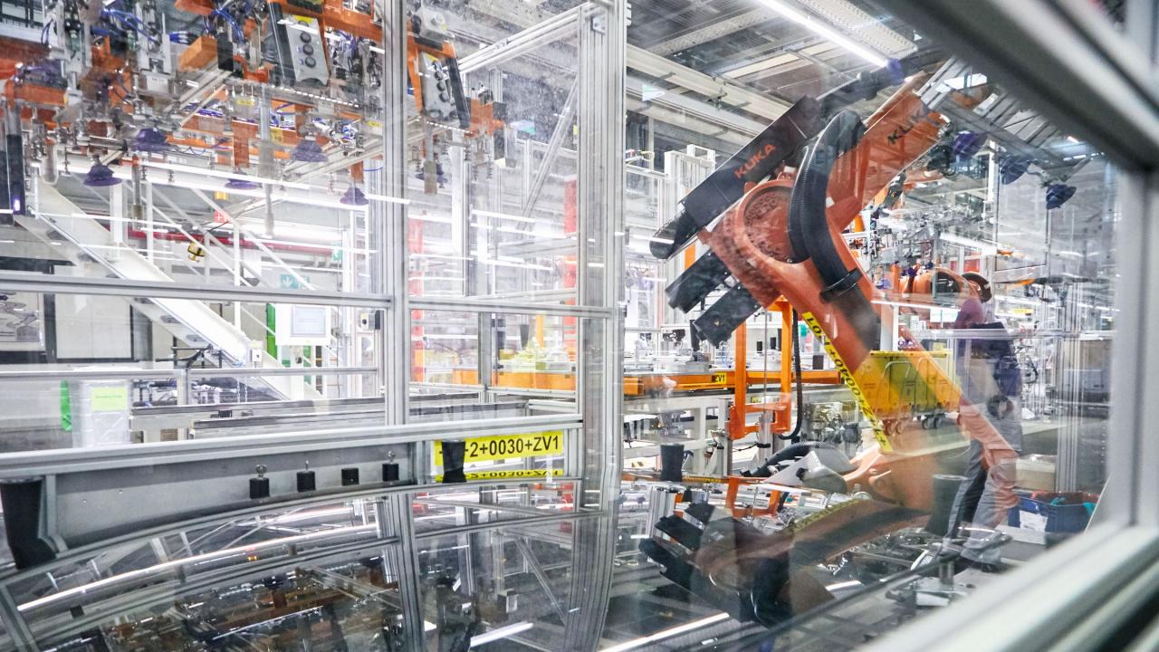 Der Umbau zum E-Mobilität-Standort und die zunehmende Automatisierung ändern die Arbeitsrealität der Beschäftigten