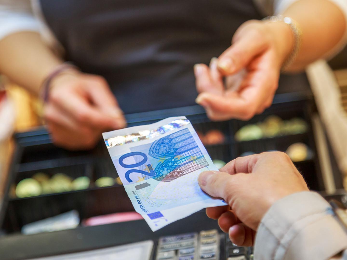 Bezahlen an der Supermarktkasse