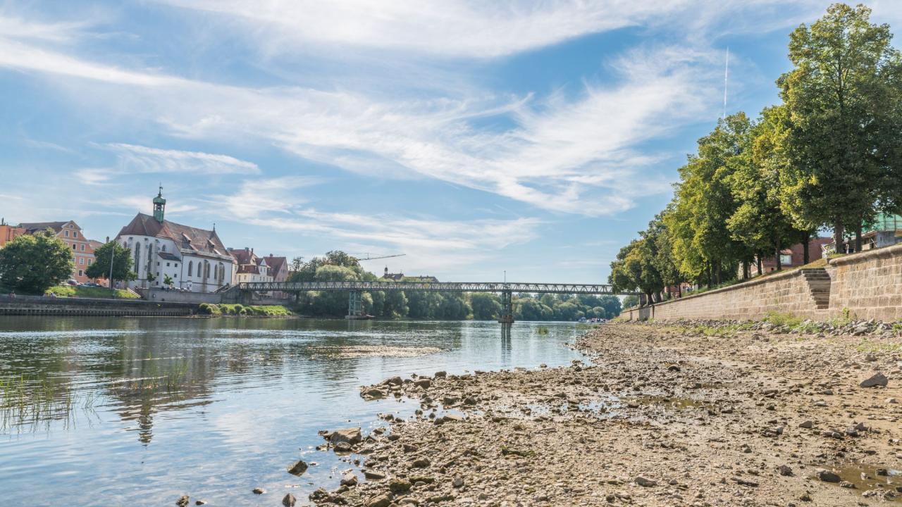 Fluss auf Niedrigstand durch extreme Hitze und Trockenheit im Sommer