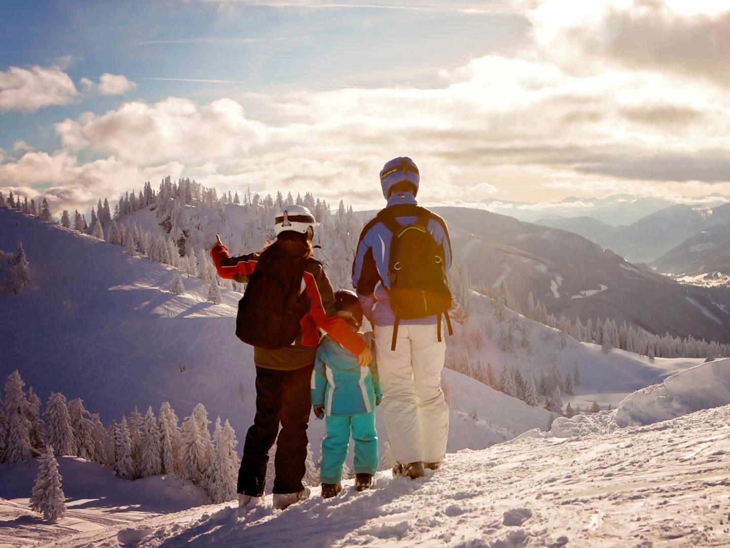 Familie im Winterurlaub in den Bergen