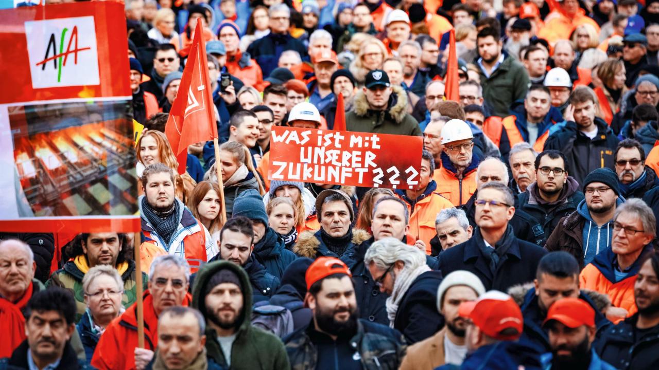 Rund 6000 Beschäftigte sind Anfang Dezember in Duisburg vor die Hauptverwaltung von Thyssen-Krupp Steel gezogen.