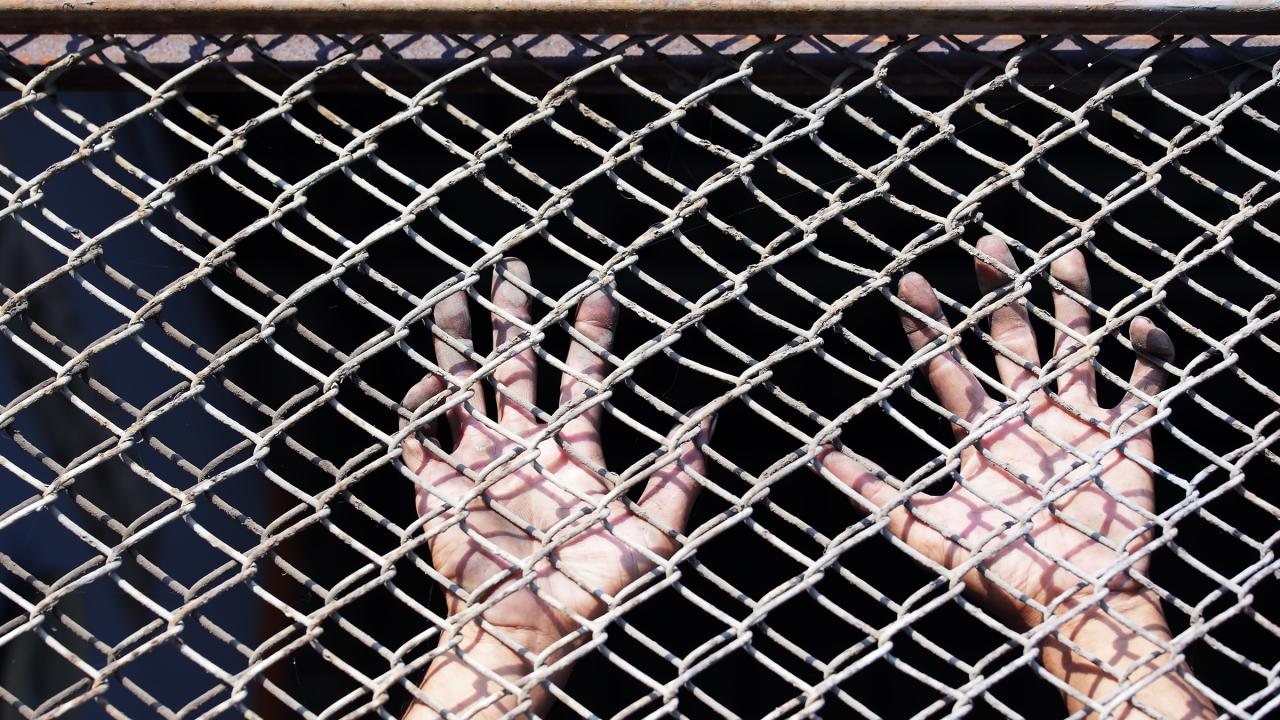 Gefangener hinter Gittern