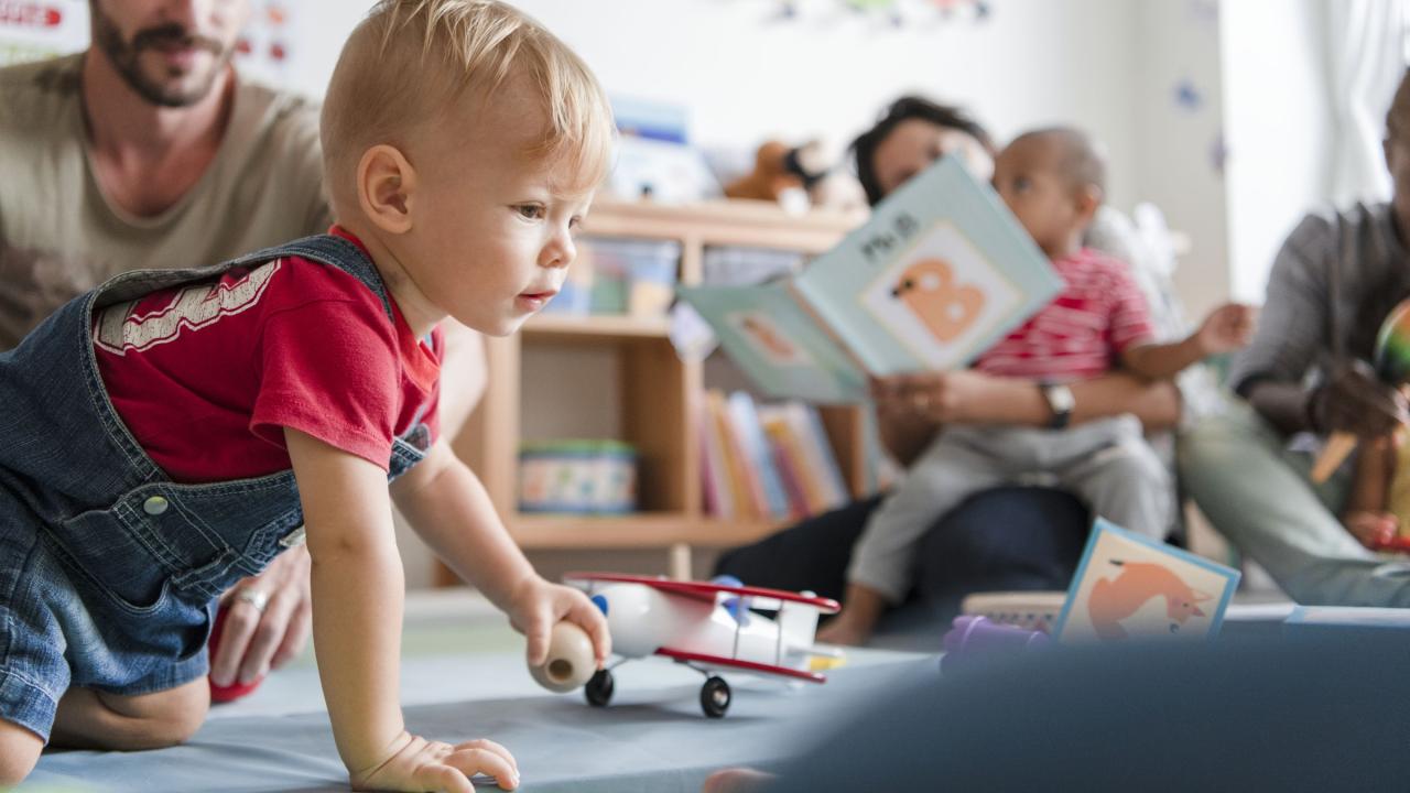 kleiner Junge spielt in einem Kinderzimmer