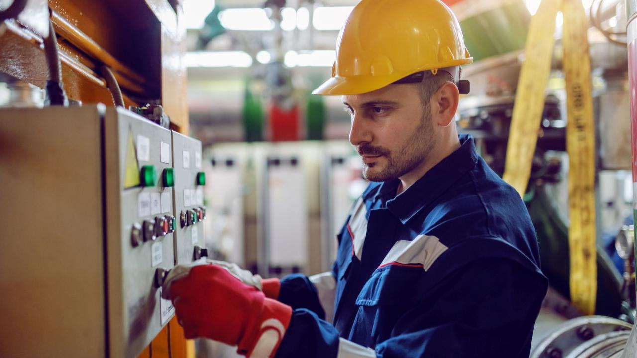 Seitenansicht eines Arbeiters in der Energieindustrie