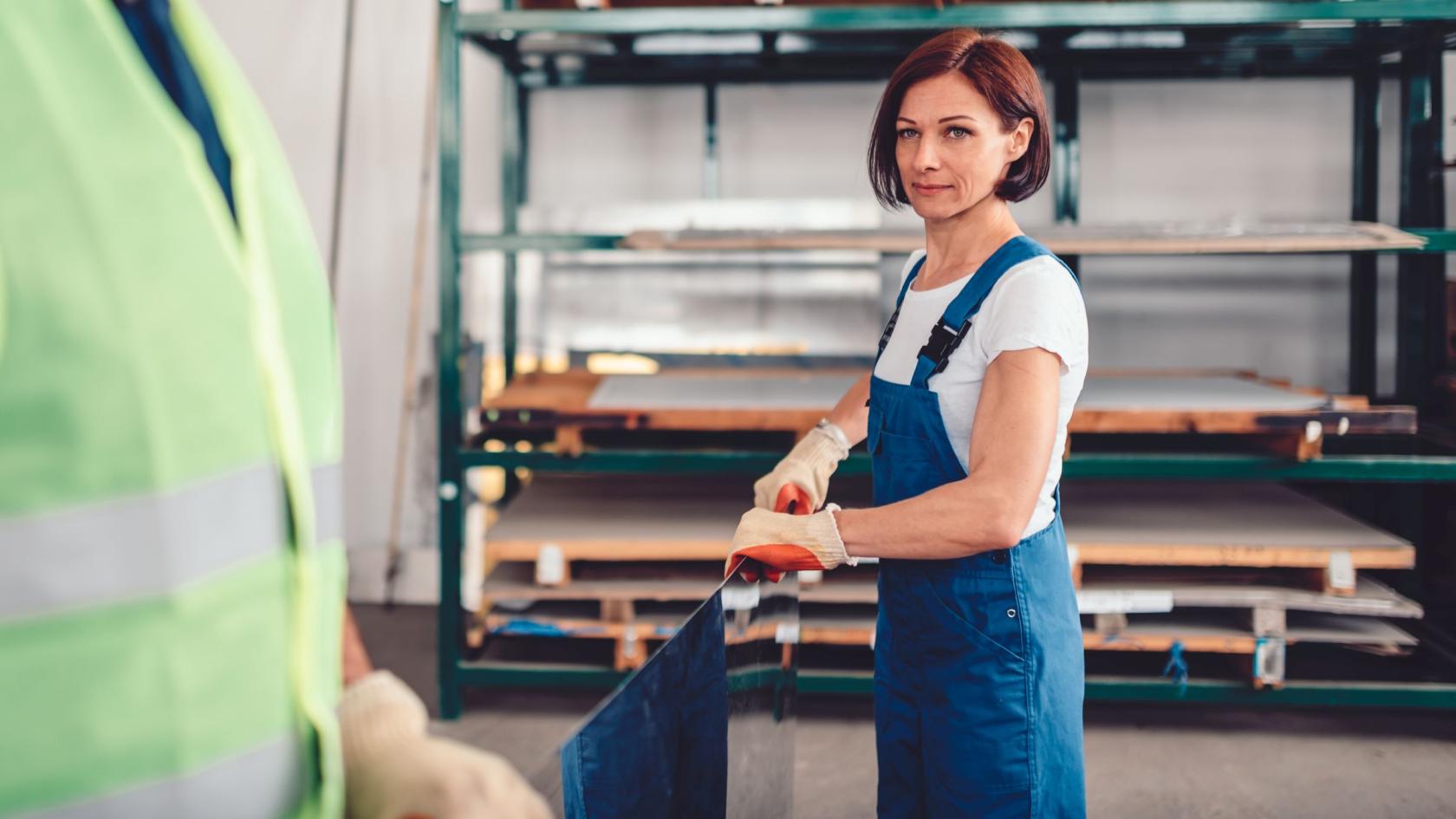 Arbeiterin mit Kollege in einem Metalllager