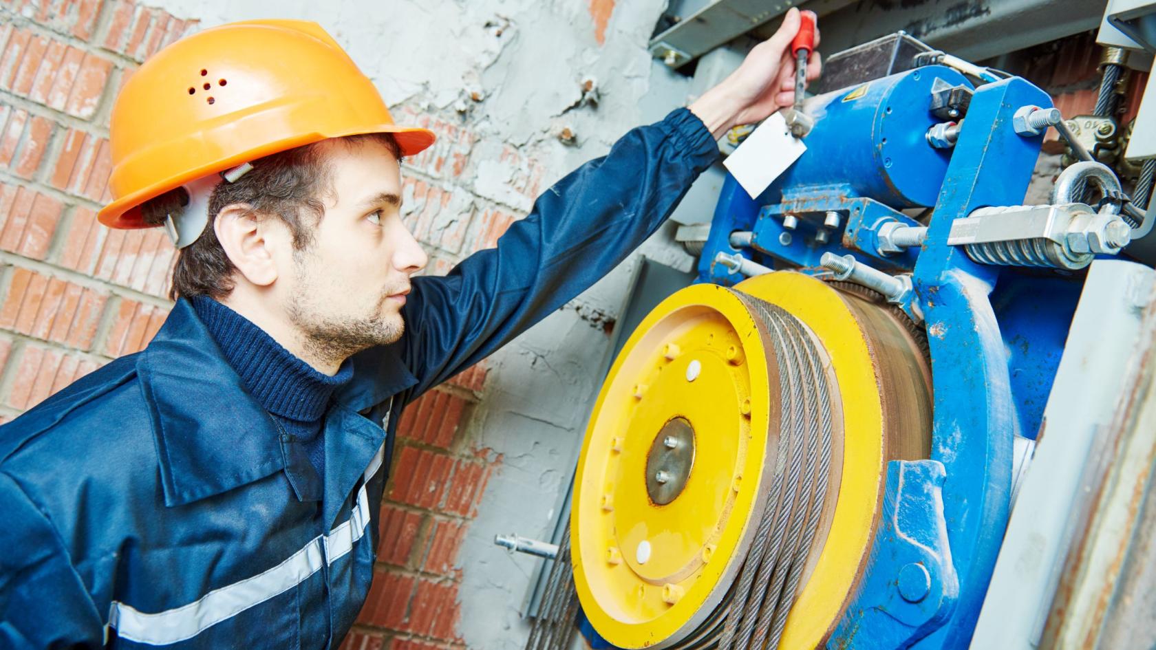 Aufzugsmonteur bei der Arbeit