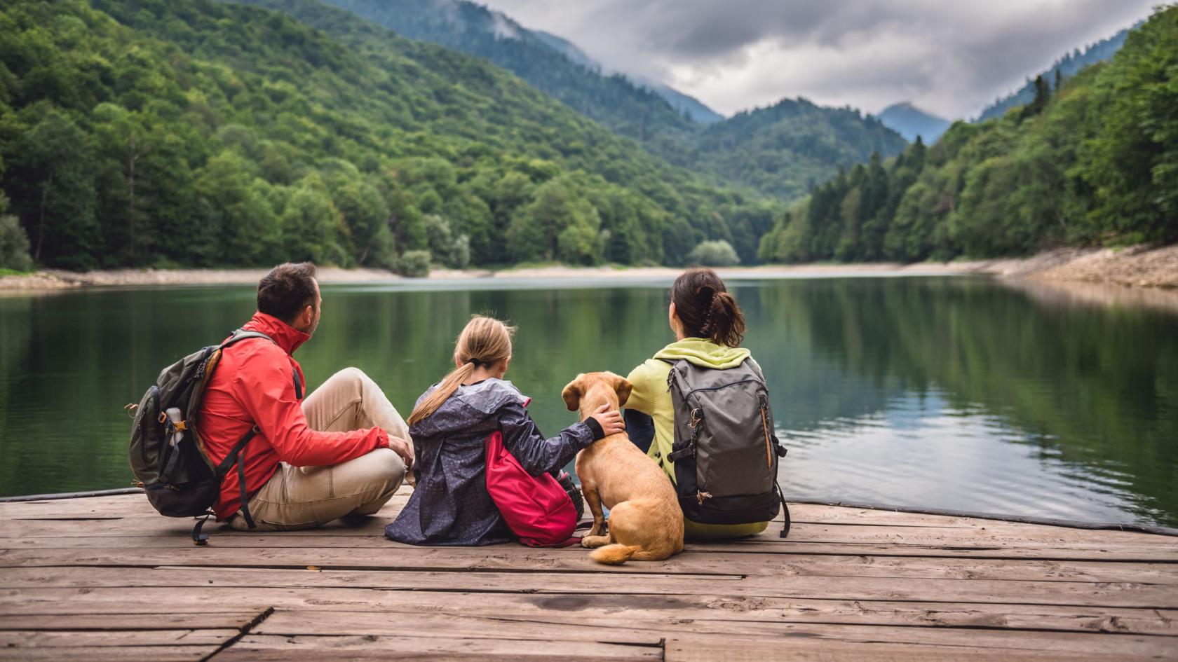 Familie mit Hund an einem Bergsee