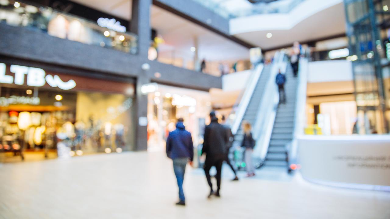 Menschen im Einkaufszentrum