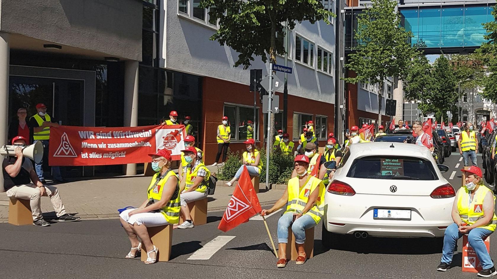 Wirthwein-Beschäftigte protestieren mit einem Autokorso vor dem Arbeitsgericht