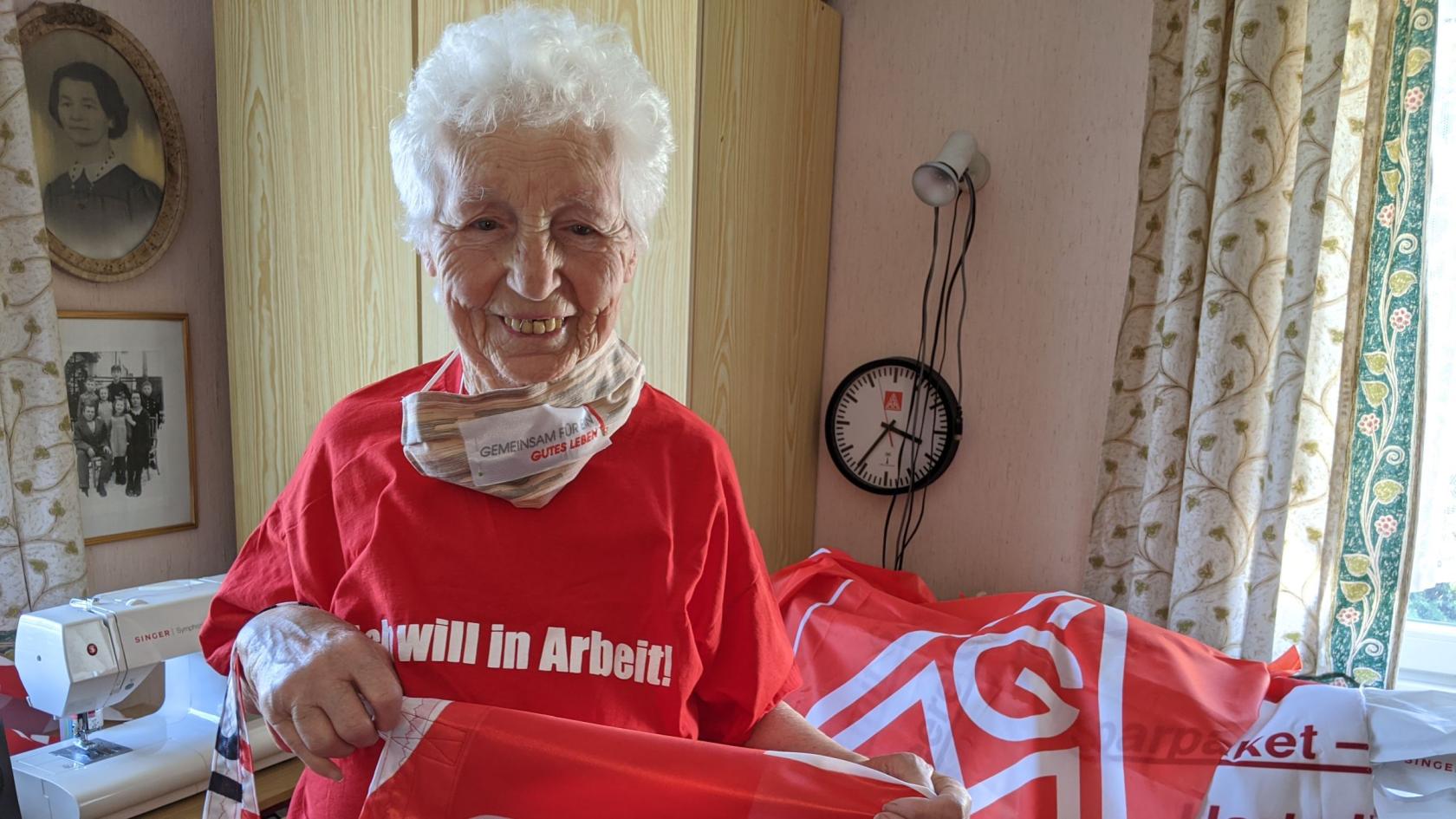 Die Metallerin Rosi macht aus alten IG Metall-Fahnen Taschen und Rucksäcke