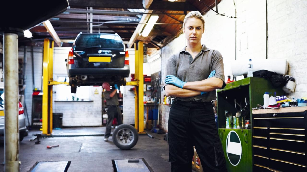 Arbeitnehmerin in Kfz-Werkstatt
