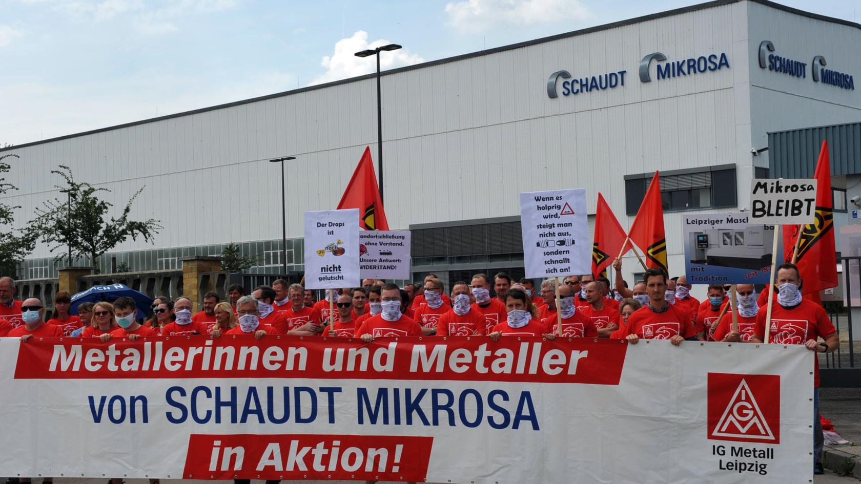 Beschäftigte von Schaudt Mikrosa vor ihrem Werk