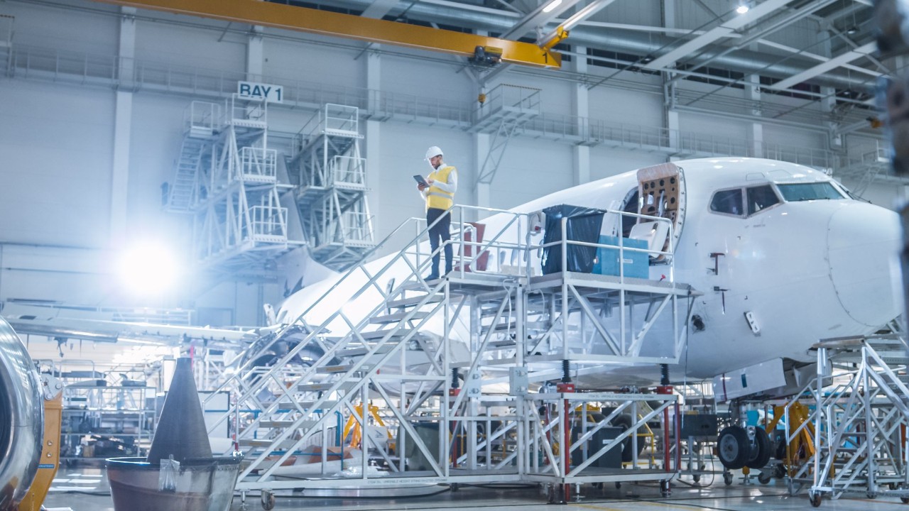 Ingenieur vor Flugzeugkonstruktion